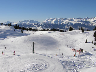 Téléski et piste de ski face aux Aravis