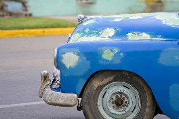 Photo sur Aluminium Voitures anciennes cubaines sur la route