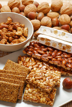 Galletas y nueces dulces.