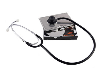 Offene Festplatte mit Stethoskop