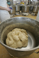 brotteig in einer großbäckerei