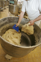 bäcker beim bearbeiten von einem brotteig