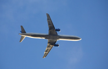 Fototapeta na wymiar airplane in blue sky