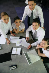 Groupe de commerciaux en réunion de travail