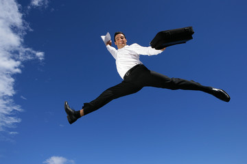 Commercial dynamique sautant en l'air