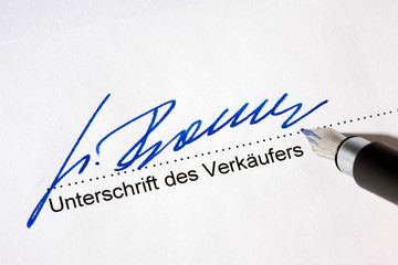 Unterschrift eines Verkäufers auf einem Kaufvertrag