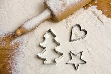 Plätzchen für Weihnachten werden gebacken