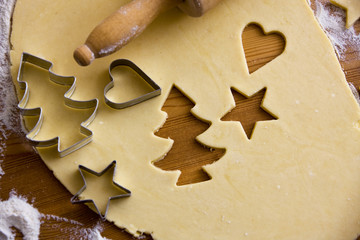 Plätzchen für Weihnachten werden gebacken