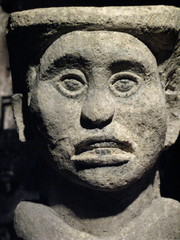 Tête d'homme sculptée en pierre.