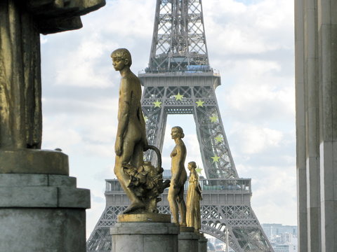 Tour eiffel et statues, Trocadero, Paris, France.