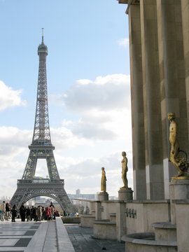 Tour Eiffel et satues dorées, Paris.