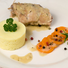lapin en sauce avec purée et  carottes