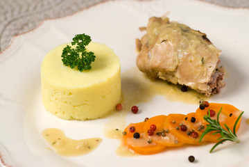 présentation de lapin avec ses carottes et sa purée