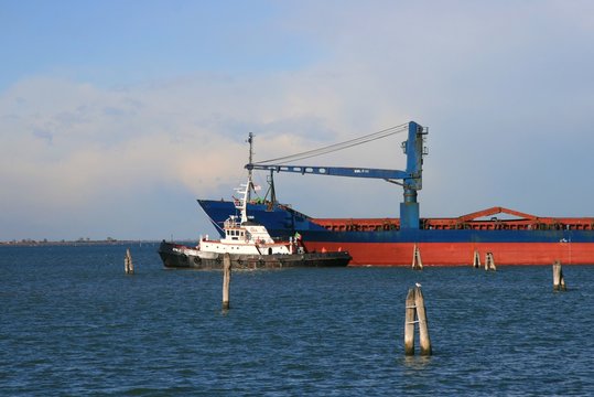 nave perci con rimorchiatore
