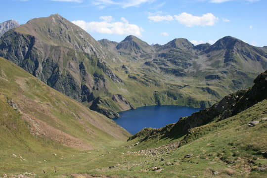 Le Lac Bleu de Lesponne dans les Hautes-Pyr&eacute;n&eacute;es