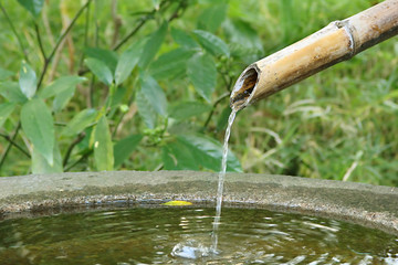 Naklejka premium Fontaine japonaise en bambou