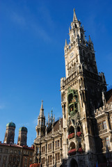 Fototapeta na wymiar Rathaus und Frauenkirche München