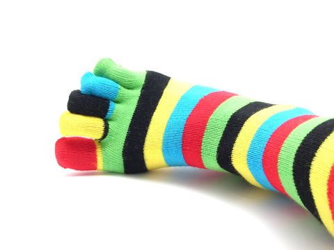 Rechter Fuss mit Ringelsocke bekleidet