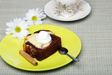 pound cake with wipped cream an cinnamon