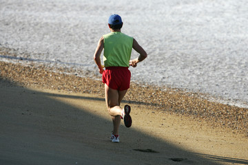 homme entrain de courir sur la plage