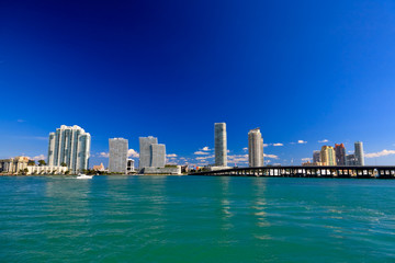 Fototapeta na wymiar Te wysokie budynki w Miami Beach