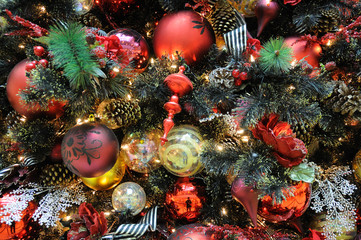 Obraz na płótnie Canvas Christmas ornaments on tree