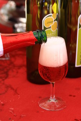 LLENANDO COPA DE CAVA ROSADO