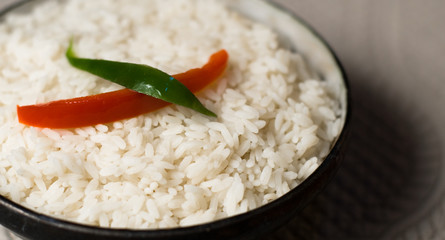 bol de riz blanc - lamelles de poivron rouge et vert