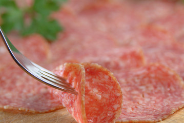 Salami in Scheiben geschnitten
