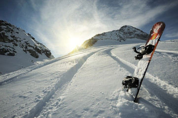 Snowboard in mountains - obrazy, fototapety, plakaty