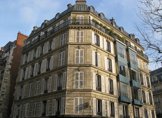 Fototapeta na wymiar Immeuble classique parisien aux volets fermés.