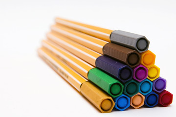 Naklejka premium grupo de bolígrafos en pirámide