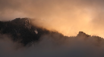 Coucher de soleil sur montagne