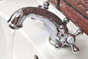 Running water tap in a bath basin - obrazy, fototapety, plakaty