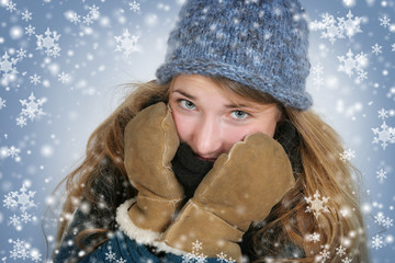 Frau genießt die Winterzeit