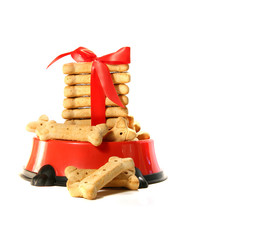 Dog biscuits in bowl with red bow - 10890836