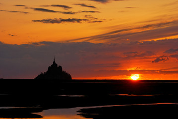 Fototapeta na wymiar Zachód słońca nad Zatoką Mont St Michel