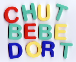 Chut bébé dort.