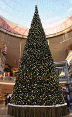 Weihnachtsbaum im Shopping Center