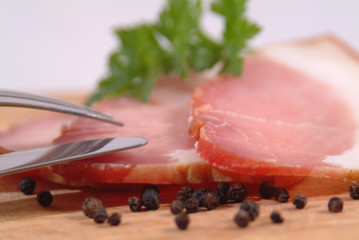 geräucherter Schinken in Scheiben geschnitten