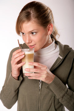 Junge Frau trinkt Kaffee