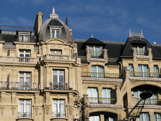 Façade d'immeuble parisien.