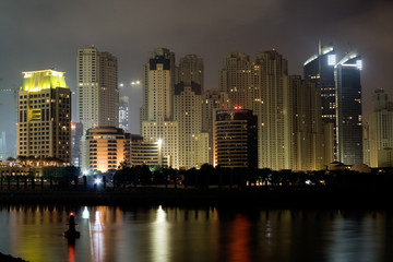 Fototapeta na wymiar Dubai Wybrzeża w nocy