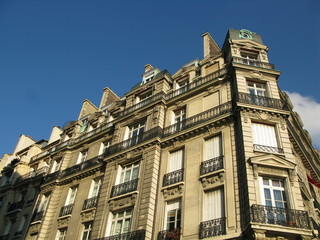 Obraz premium Immeuble de pierre au coin de la rue, Paris, France.