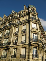 Fototapeta na wymiar Immeuble de pierre au coin d'une rue de Paris.