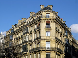Fototapeta na wymiar Kamienny budynek na rogu ulicy. Paryż, Francja.