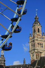 Fototapeta na wymiar Lille, dzwonnica i wielkie koła