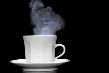 tasse à café sur fond noir