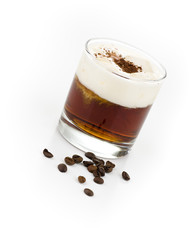 White Russion mit Kaffebohnen vor weiß isoliert
