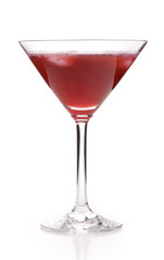 cocktail Cosmopolitan in Martiniglas vor weiß